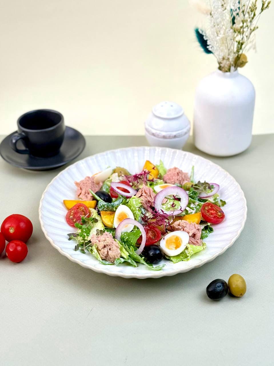 Салат с тунцом